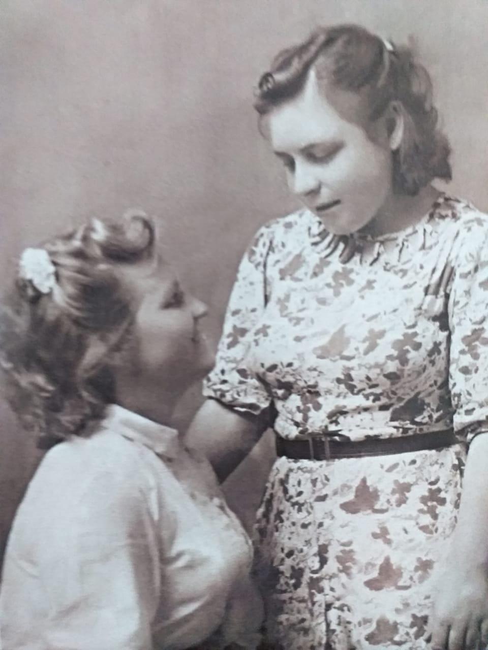 Дроздова Вера Ефимовна (справа), 1944 год..